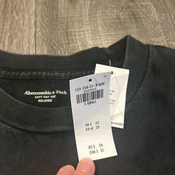 Abercrombie and Fitch tee. Size xs - Picture 2 of 2